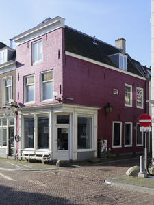 908570 Gezicht op het winkelhoekpand Lange Nieuwstraat 71 te Utrecht, met rechts de Korte Smeestraat.N.B. bouwjaar: ...